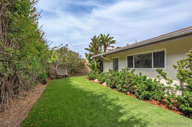 8874 La Jolla Scenic Dr N, La Jolla CA: https://media.crmls.org/mediaz/0a56e520-9eaf-4247-876e-750292695c67.jpg