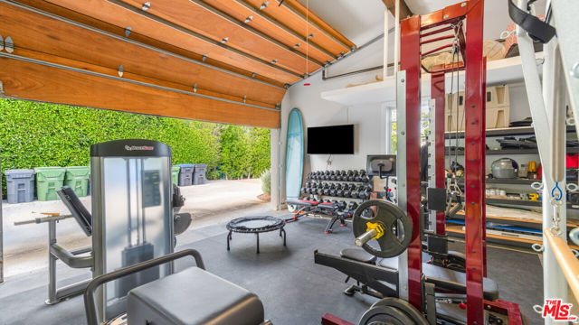 6815 Dume Drive, Malibu CA: https://media.crmls.org/mediaz/0a576b41-2abb-4382-96ab-22216869c7c6.jpg