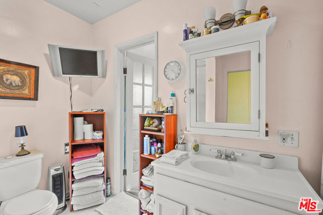 656 Parkman Avenue, Los Angeles CA: https://media.crmls.org/mediaz/0a57c93e-f511-4321-9781-3579c11b2a50.jpg