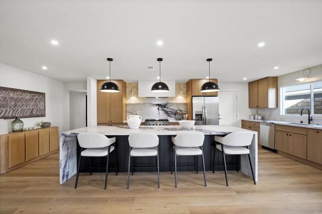 3130 Kerry Ln, Costa Mesa CA: https://media.crmls.org/mediaz/0a582385-bfc7-40e9-9532-28822dd89b9e.jpg