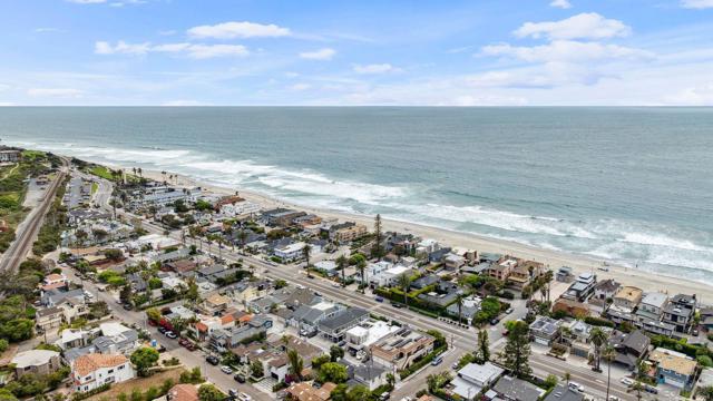 1943 45 Coast Blvd, Del Mar CA: https://media.crmls.org/mediaz/0a5a66d5-cecd-42ef-ae6f-0d72d9fc734c.jpg