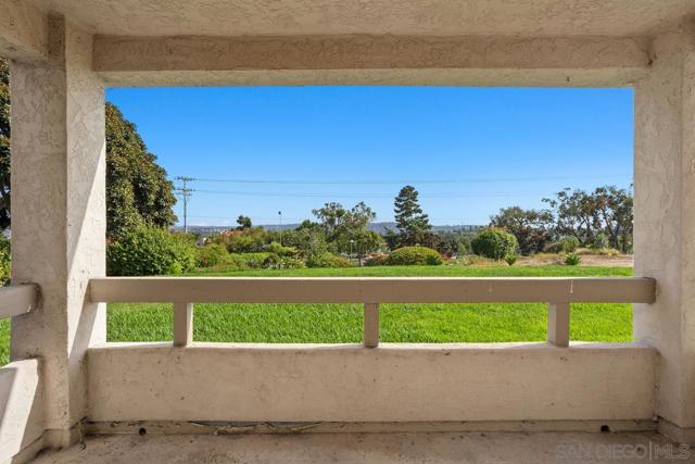 1914 Swallow Ln, Carlsbad CA: https://media.crmls.org/mediaz/0a5ab48f-8cbf-45c0-824d-b7450a217473.jpg