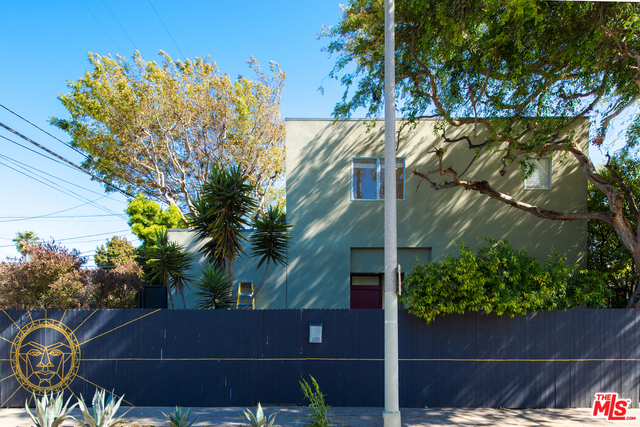 550 Indiana Avenue, Venice CA: https://media.crmls.org/mediaz/0a5ad388-bf13-4865-b387-32e7ca1aaa25.jpg