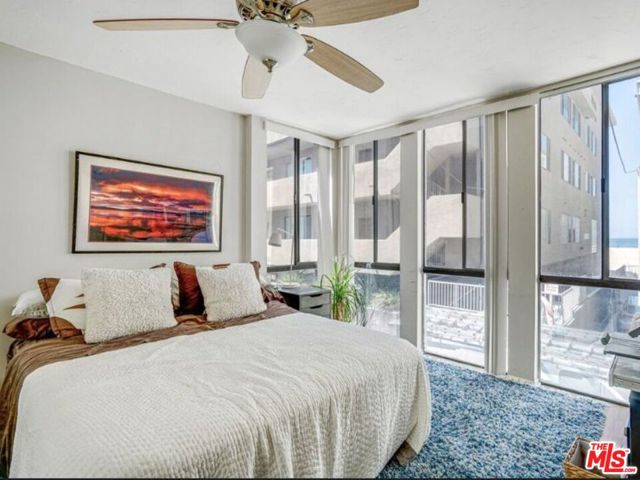 14 Mast Street, Marina del Rey CA: https://media.crmls.org/mediaz/0a5afa64-15ac-4dba-b009-99ece1c660a0.jpg