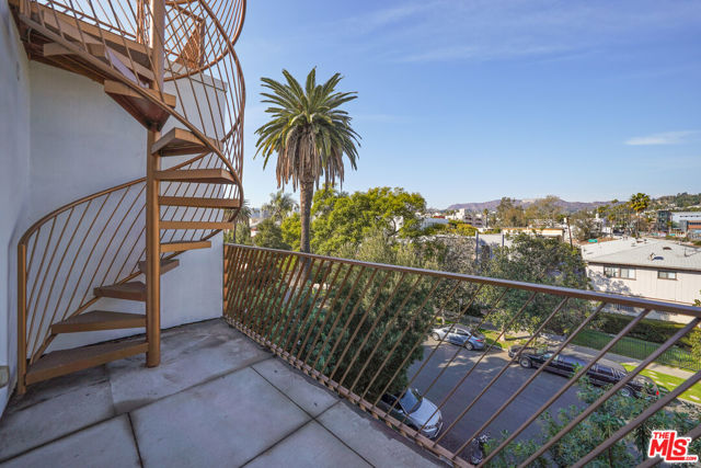 5800 Harold Way, Los Angeles CA: https://media.crmls.org/mediaz/0a5b58f9-847c-47e4-aebe-ac1e11e4054b.jpg