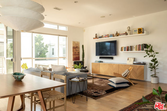 1201 N Las Palmas Avenue, Los Angeles CA: https://media.crmls.org/mediaz/0a5b6b1a-7988-4313-b904-13c52590f47f.jpg