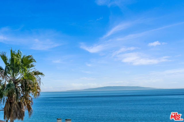 25423 Malibu Road, Malibu CA: https://media.crmls.org/mediaz/0a5c01ba-c506-4ae0-971c-02ff1b93f7be.jpg