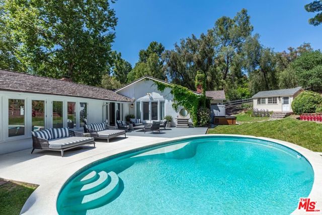 5840 Round Meadow Road, Hidden Hills CA: https://media.crmls.org/mediaz/0a5da3e2-ce96-42de-9a3c-b52c9b1f1fa4.jpg