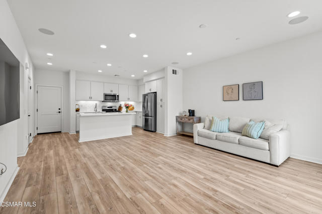 212 Red Brick Drive, Simi Valley CA: https://media.crmls.org/mediaz/0a619a0a-0136-4df0-92e8-3a05aa9ebcb5.jpg