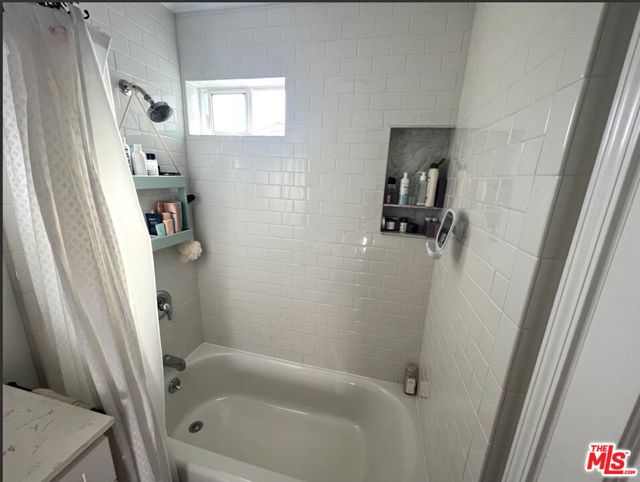 3125 Stanford Avenue, Venice CA: https://media.crmls.org/mediaz/0a619f0f-c22f-4a8d-8184-7c88b37c3f02.jpg