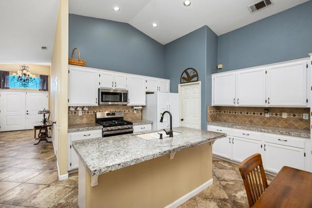 45315 Coldbrook Lane, La Quinta CA: https://media.crmls.org/mediaz/0a6363e4-eb33-44ce-9eef-9d69a5681087.jpg