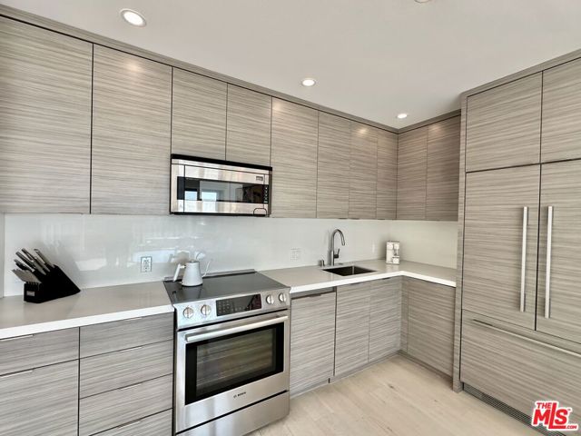 999 N Doheny Drive, West Hollywood CA: https://media.crmls.org/mediaz/0a63aa8d-6f27-4095-9c93-6cee49176f25.jpg