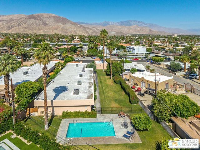 44490 San Rafael Avenue, Palm Desert CA: https://media.crmls.org/mediaz/0a63d273-75a1-4b97-862a-7e1663efc23c.jpg