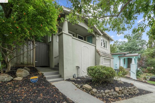 5925 Outlook Ave, Oakland CA: https://media.crmls.org/mediaz/0a63e2b1-9025-423e-b58e-adbdaba6d542.jpg