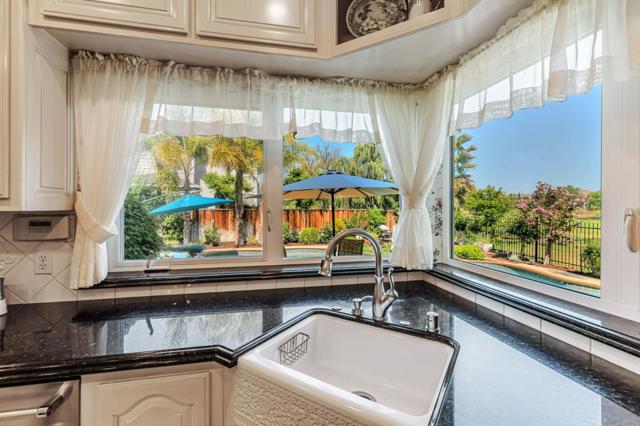 290 Bonnie Lane, Hollister CA: https://media.crmls.org/mediaz/0a64f498-7b71-4035-9f77-969d585e5fd9.jpg