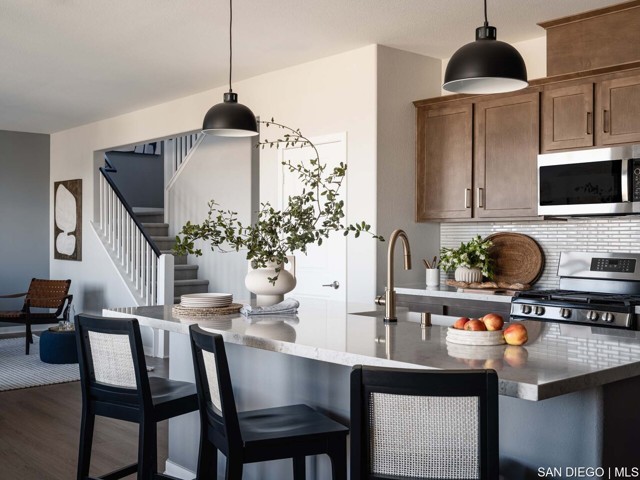 33313 RIVERSIDE DR, Lake Elsinore CA: https://media.crmls.org/mediaz/0a66f34b-0da1-440e-8355-0877fe4b50bf.jpg