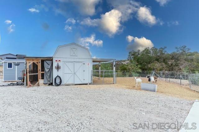 1615 Vista Del Lago, Fallbrook CA: https://media.crmls.org/mediaz/0a67005d-2803-4ff8-8ecd-bf373f7860be.jpg