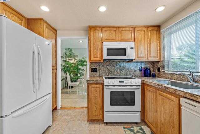 576 Emerald St, Livermore CA: https://media.crmls.org/mediaz/0a67b53a-8c0c-4166-aa8a-5098dbf43adf.jpg