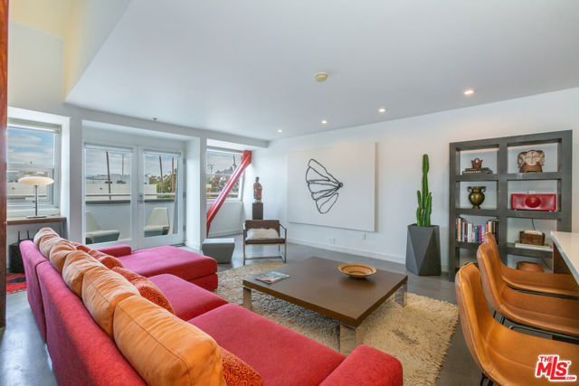 615 Hampton Drive, Venice CA: https://media.crmls.org/mediaz/0a67cc80-83c8-4f2e-bcd8-5eb671af66a0.jpg