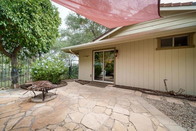 2719 Via Del Robles, Fallbrook CA: https://media.crmls.org/mediaz/0a68263a-db94-448e-b138-2793fd553a2c.jpg