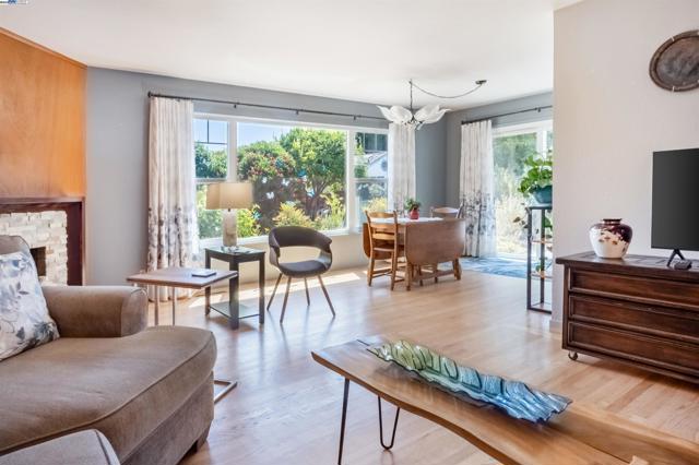 4670 Eggers Dr, Fremont CA: https://media.crmls.org/mediaz/0a6841b5-b8e3-41fb-9f44-91922443404b.jpg