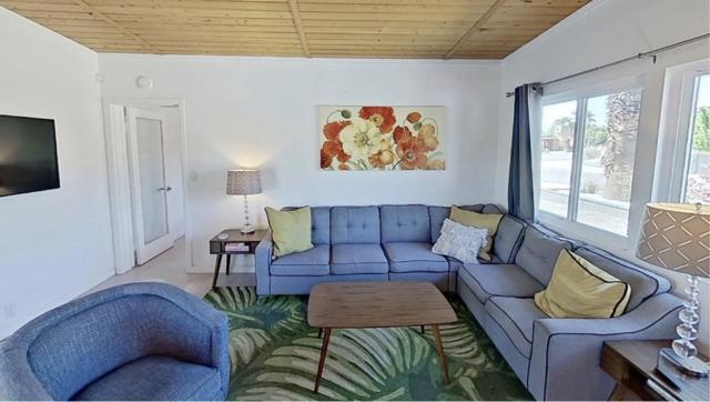 1950 N Magnolia Road, Palm Springs CA: https://media.crmls.org/mediaz/0a68ad51-5f2b-4087-b147-190bb8c3494e.jpg