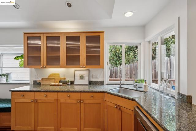 6141 Broadway Ter, Oakland CA: https://media.crmls.org/mediaz/0a68bbf6-9ade-4fe2-a674-4983c2404668.jpg