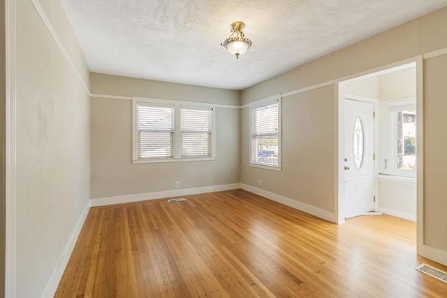 4431 Penniman Avenue, Oakland CA: https://media.crmls.org/mediaz/0a68cf5d-27cb-46eb-b149-9433fb82a6e4.jpg