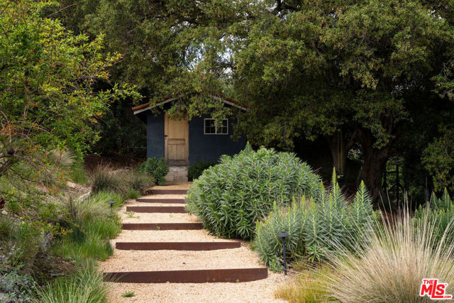22575 Monte Vista Drive, Topanga CA: https://media.crmls.org/mediaz/0a691ad0-90ad-4b63-bd61-67e5f012fb7b.jpg