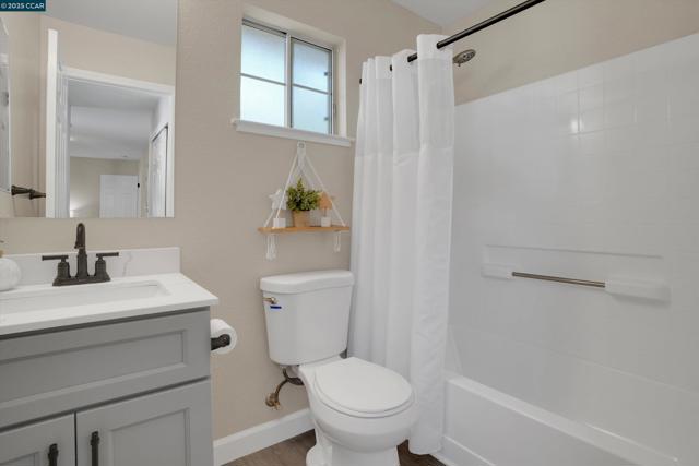 235 Pebblecreek Ct, Martinez CA: https://media.crmls.org/mediaz/0a6a2a31-d343-4b3d-91b9-1196b65e32a6.jpg