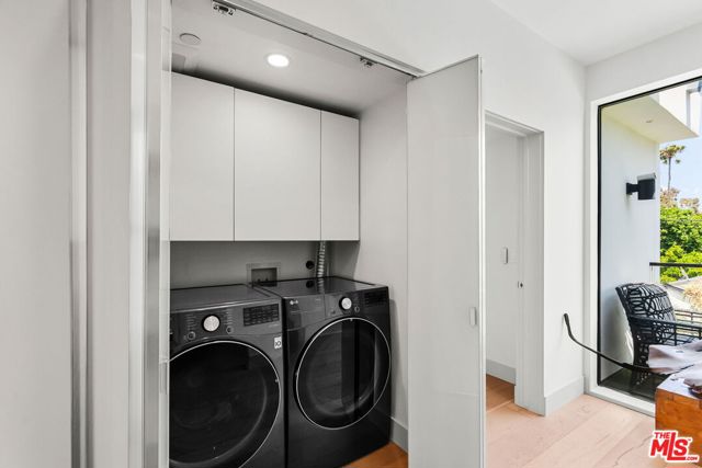 4338 Agnes Avenue, Studio City CA: https://media.crmls.org/mediaz/0a6b4e82-1d4f-4186-996e-a35d4fbd693b.jpg