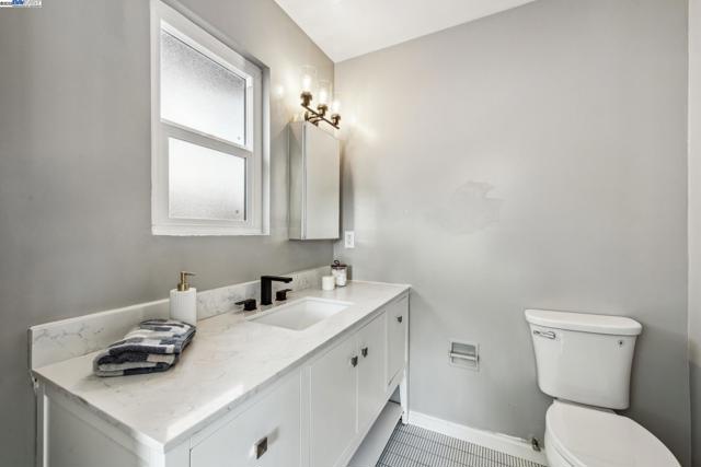 413 Grand St, Alameda CA: https://media.crmls.org/mediaz/0a6c17a3-8bce-44f7-9d80-8a8fe60861e6.jpg