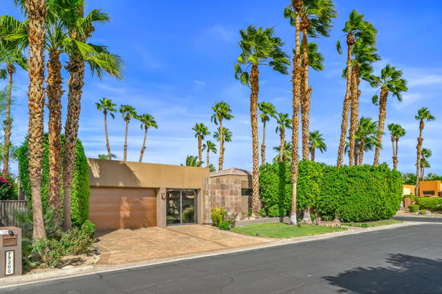 79200 Jack Rabbit Trail, La Quinta CA: https://media.crmls.org/mediaz/0a6c58a2-40d1-4130-84d1-41fa3917eb2c.jpg