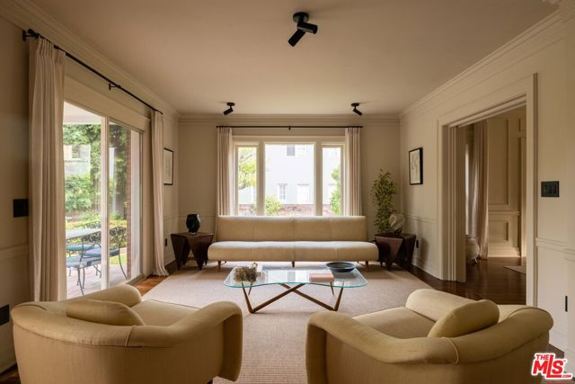 324 S Rimpau Boulevard, Los Angeles CA: https://media.crmls.org/mediaz/0a6c9f8f-3a20-4fa4-b94a-b964918b48d6.jpg