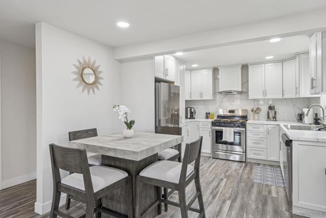 215 N Granados Ave, Solana Beach CA: https://media.crmls.org/mediaz/0a6d8d61-646e-49a5-8641-c7fc89978a76.jpg