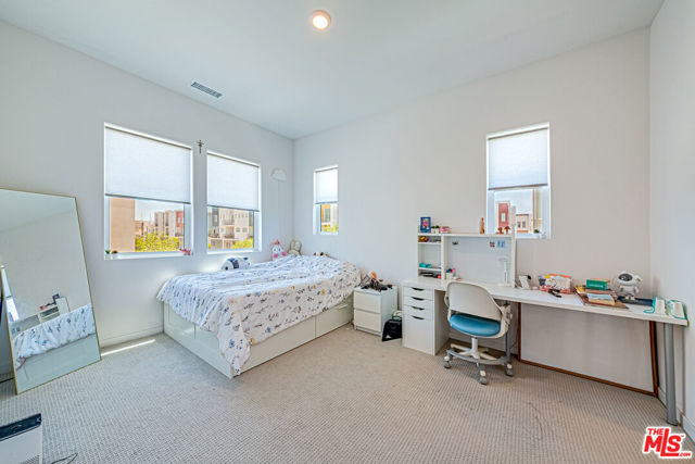 27457 Flycatcher Place, Valencia CA: https://media.crmls.org/mediaz/0a6dee05-f487-4906-88f8-c06e5bebb3eb.jpg