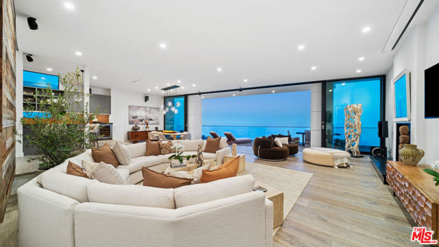 26814 Malibu Cove Colony Drive, Malibu CA: https://media.crmls.org/mediaz/0a718590-faa3-4e33-a677-18eba2df7cf7.jpg