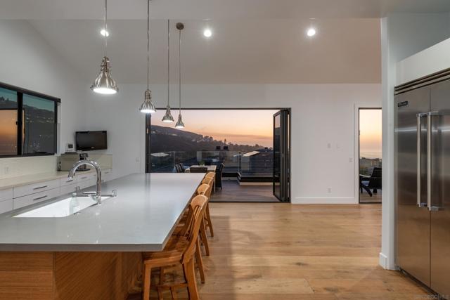 2641 Costebelle Dr, La Jolla CA: https://media.crmls.org/mediaz/0a71ab6c-03fe-474e-9cce-294c5d9a3360.jpg