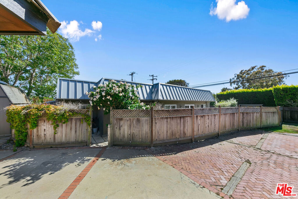 https://media.crmls.org/mediaz/0a71fe52-989c-4731-8c53-8481e7f9753e.jpg?preset=X-Large