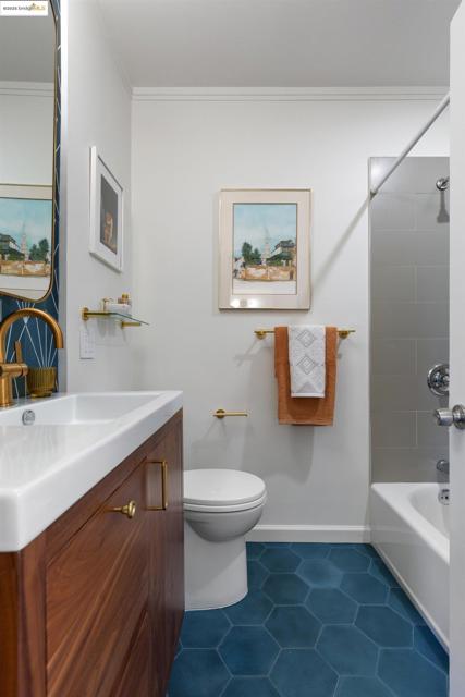 1539 E 38Th St, Oakland CA: https://media.crmls.org/mediaz/0a72a108-1f37-4b82-b78c-f2819b2bd75f.jpg