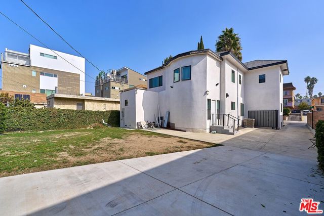 433 S Wilton Place, Los Angeles CA: https://media.crmls.org/mediaz/0a731ae5-5050-45d6-b5d1-be8f48915f0f.jpg