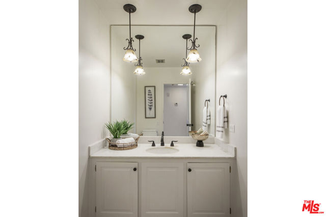 5136 Los Bonitos Way, Los Angeles CA: https://media.crmls.org/mediaz/0a7382b2-096c-4e4f-9614-35d74fcf8656.jpg