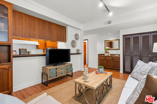 10654 Eastborne Avenue, Los Angeles CA: https://media.crmls.org/mediaz/0a74a1d3-edac-4307-945b-b63232d7a660.jpg