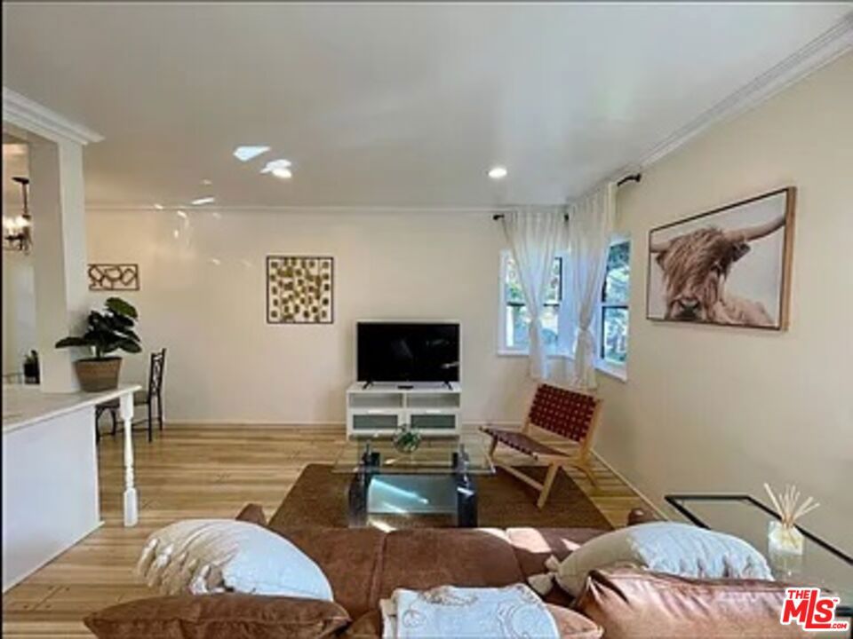 https://media.crmls.org/mediaz/0a74a5ea-01e4-4b46-b56b-6395e554454d.jpg?preset=X-Large