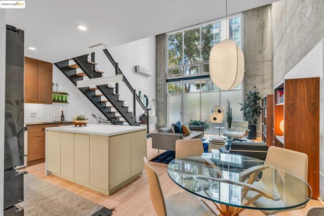 311 Oak St, Oakland CA: https://media.crmls.org/mediaz/0a75accb-0794-445d-8274-b73c37fb72e4.jpg