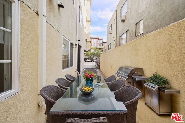 1861 Veteran Avenue, Los Angeles CA: https://media.crmls.org/mediaz/0a75efcf-a4d3-42d9-b861-2cda942566b2.jpg