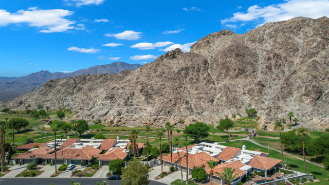 55730 Riviera, La Quinta CA: https://media.crmls.org/mediaz/0a760d04-e9cd-4aec-a8ea-ff6eaa5a85d9.jpg