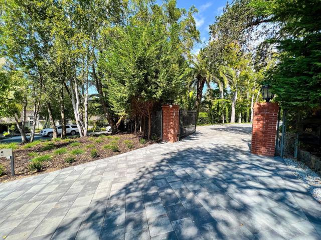 85 Fagan Drive, Hillsborough CA: https://media.crmls.org/mediaz/0a76cae2-3b4f-4dd1-92a6-c836093aea67.jpg