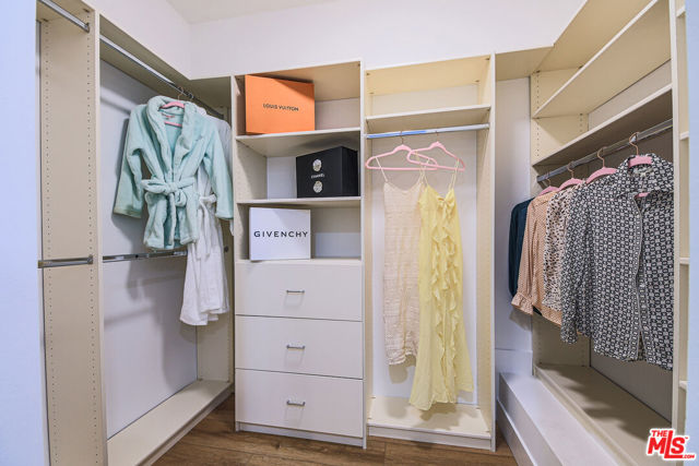 133 S Oakhurst Drive, Beverly Hills CA: https://media.crmls.org/mediaz/0a76ed26-deef-489c-b331-1c18cdb0fe41.jpg