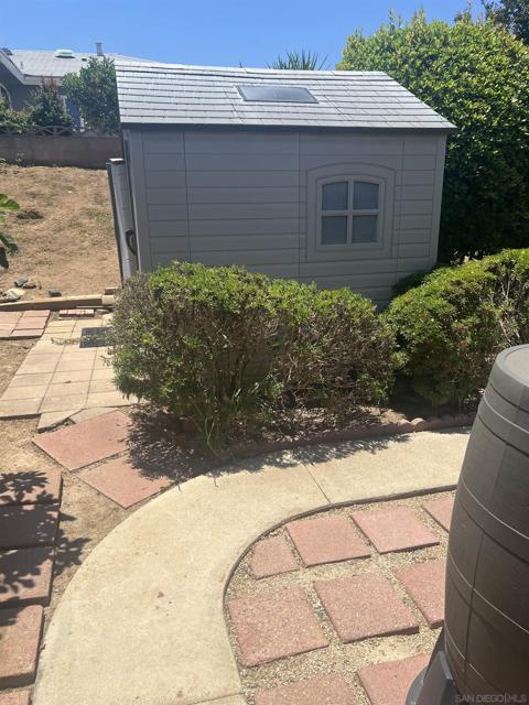 16495 Roca Dr, San Diego CA: https://media.crmls.org/mediaz/0a7760ea-878b-40a1-80f6-c8f397680354.jpg